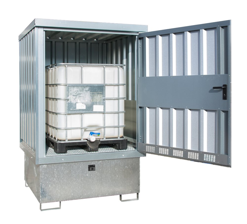 Gefahrstoffdepot mit IBC und geöffneter Tür