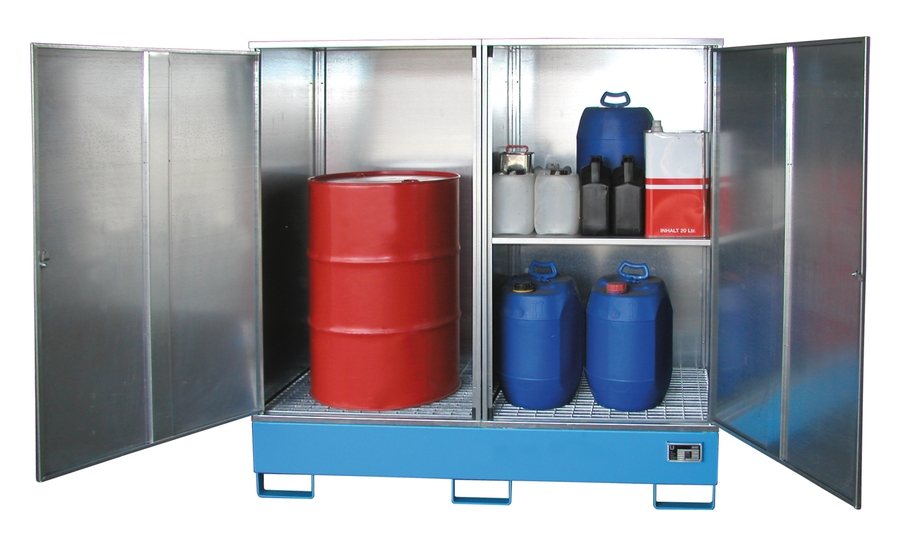Gefahrstoffschrank mit Fass und Kanistern