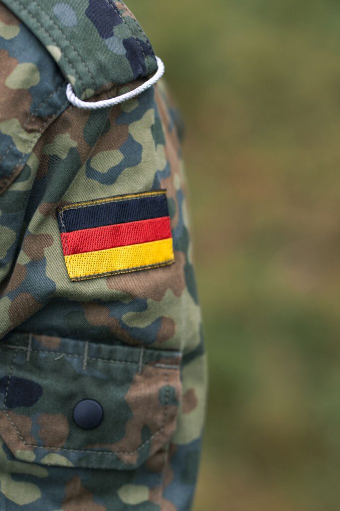 Detail einer Bundeswehr-Tarnuniform mit Deutschlandflagge